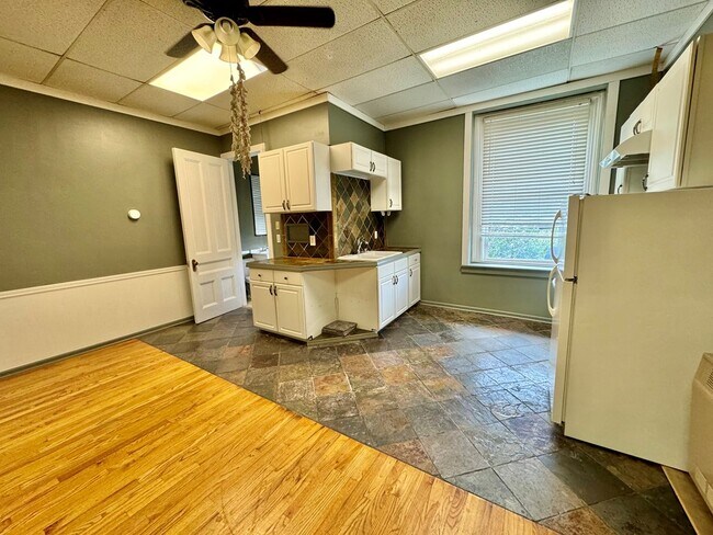 Building Photo - 11 Main St