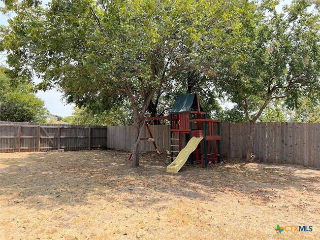 Building Photo - 201 Sladecek Dr