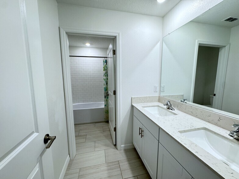 upstairs bath - 2505 Leonia Ln