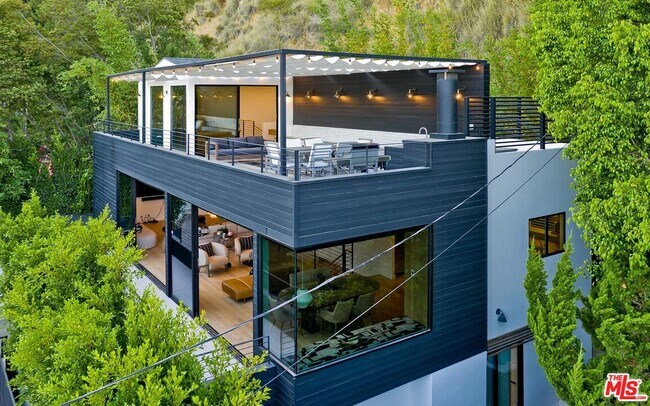 Building Photo - 2164 Sunset Plaza Dr
