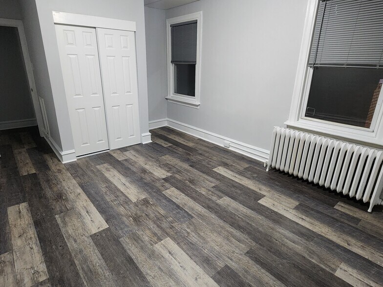 Bedroom and Closet - 109 S Easton Rd