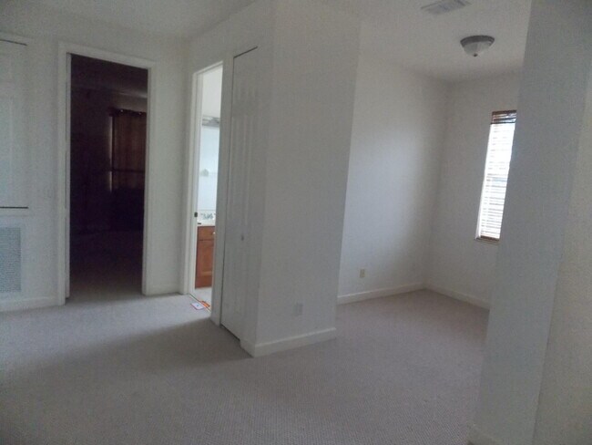 Building Photo - 323 NW Sheffield Cir