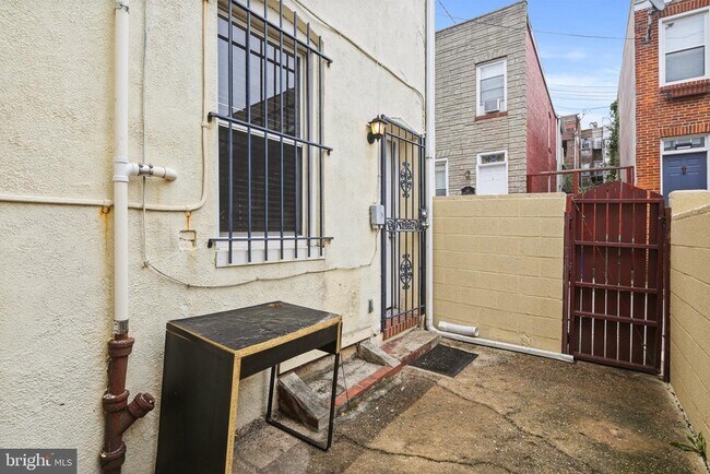Building Photo - 2222 Gough St