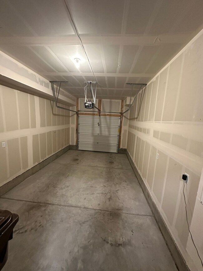 Building Photo - Raindance main floor condo move in ready.