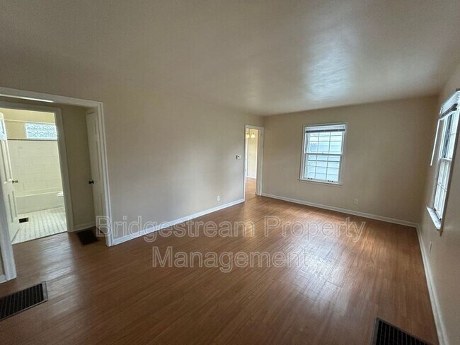 Building Photo - 1944 Malcom Dr