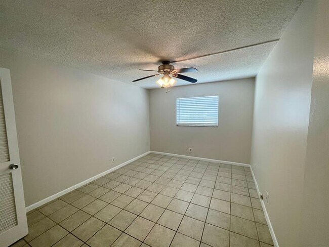 Building Photo - 511 W Kalmia Dr
