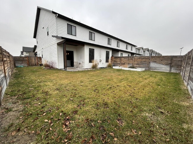 Building Photo - Beautiful Fully Furnished 3 Bed, 2.5 Bath Townhouse on Corner Lot