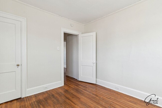 Building Photo - Stunning 3 Bedroom 1 Bath Colonial - Detroit