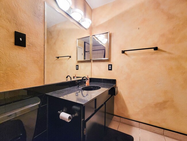 Building Photo - This corner unit is great because being on the end unit is more private and there are no condo's ...