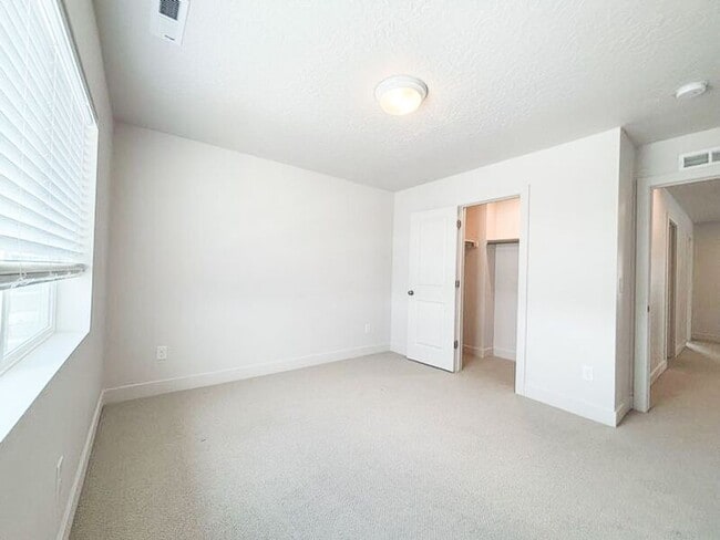 Building Photo - 414 W Snowberry Dr