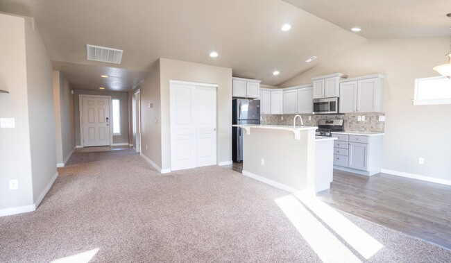 Building Photo - 3 Bedroom, 2 bathroom home on Sunnyside Hill!