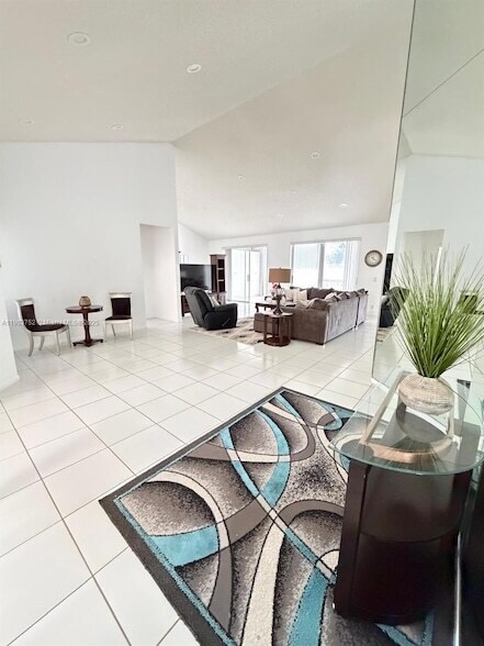 Building Photo - 11690 Briarwood Cir