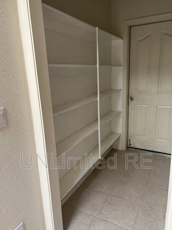 Building Photo - 2290 Interlake Dr