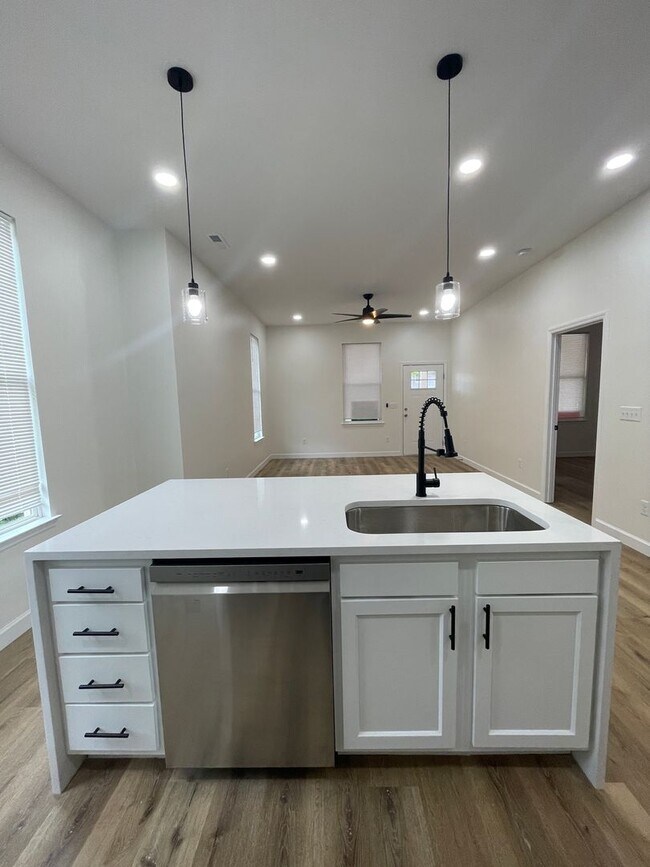 Building Photo - Charming Remodeled Home in Chattanooga