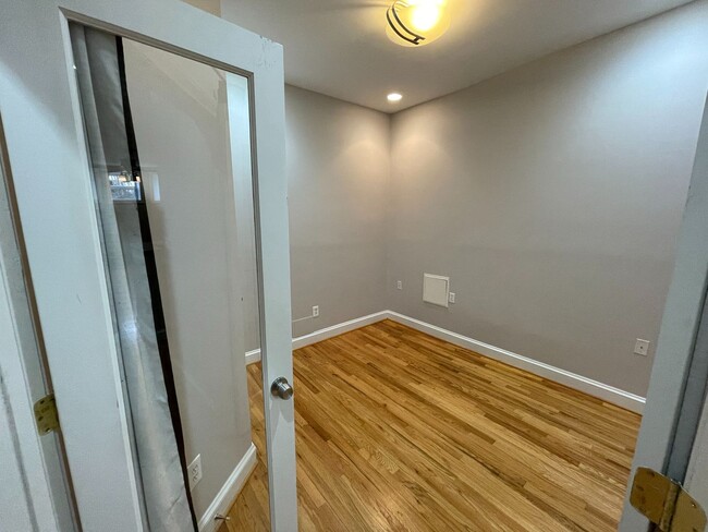 Building Photo - Columbia Heights living! 1 bedroom plus DE...