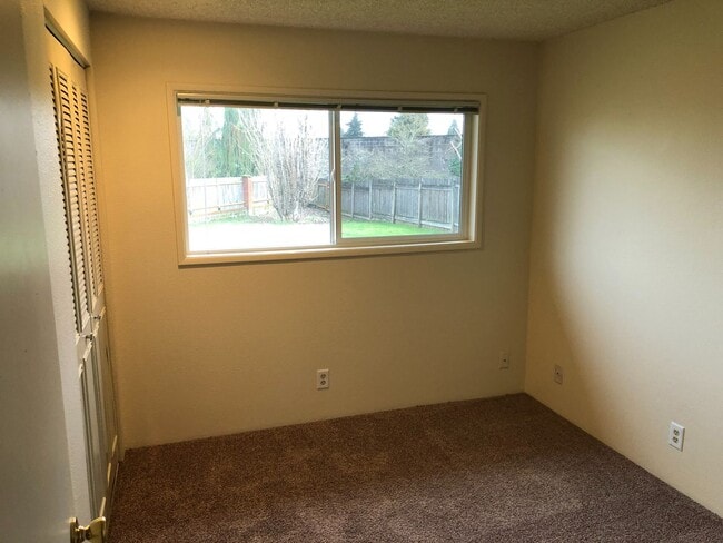 Building Photo - NW Eugene home in cul-de-sac with large yard!