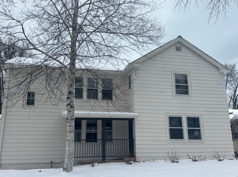 House - 1028 E Meadow Pl