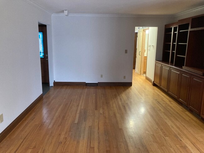 Building Photo - 2401 Bristol Rd