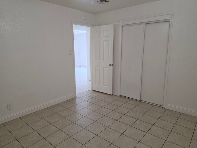 Building Photo - 331 W Carson Rd