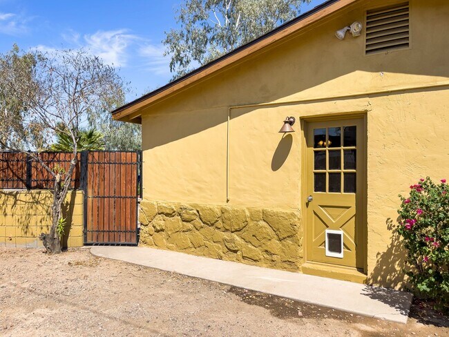 Building Photo - 1913 E El Parque Dr