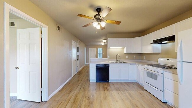Building Photo - 805 San Pedro Dr