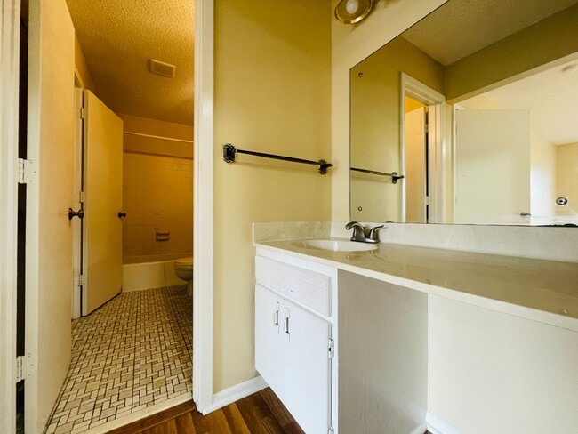 Building Photo - 3 bed/2 bath Sweet Townhome In Brooklyn Pa...