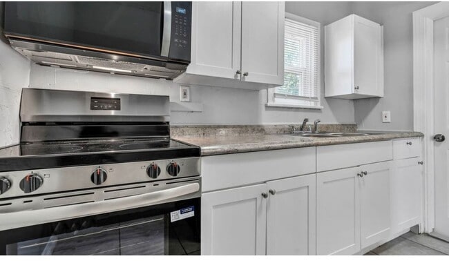 Building Photo - 3060 21st Ave S