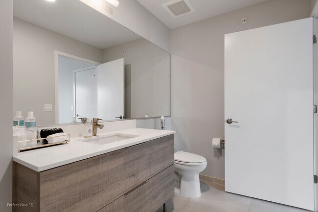 Building Photo - 823 N Clark St