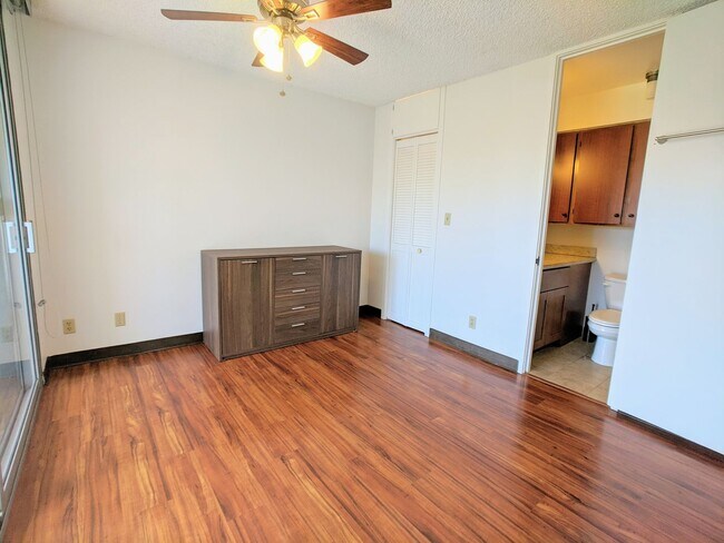 Building Photo - Golf Course, DH View 2 BR / 2 Bath w/2 Assigned Parking @ Fairway House