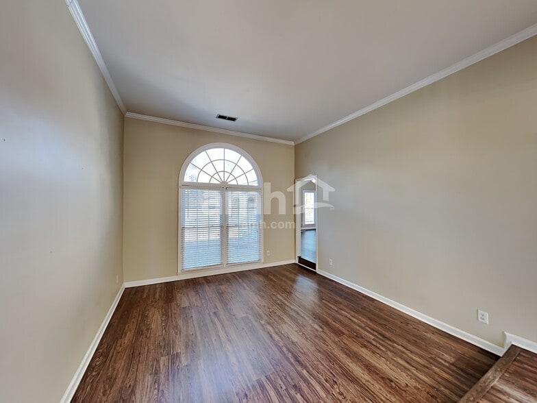 Building Photo - 201 Red Oak Ln