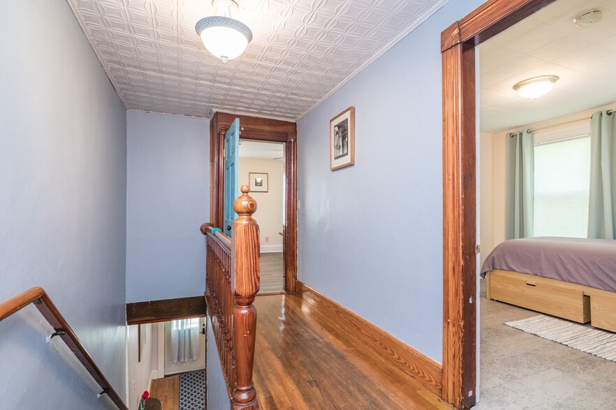 upstairs hallway - 5 Greenwood Ct