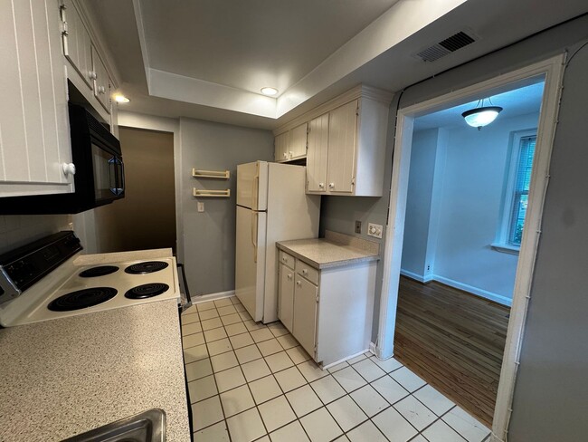 Building Photo - 3 level end unit 1br+den 2ba town house in...