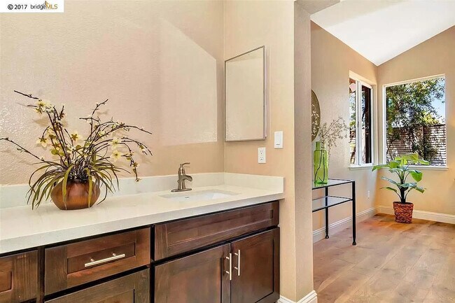 Building Photo - 4724 Cove Ln