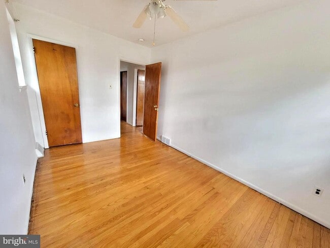 Building Photo - 628 W Providence Rd