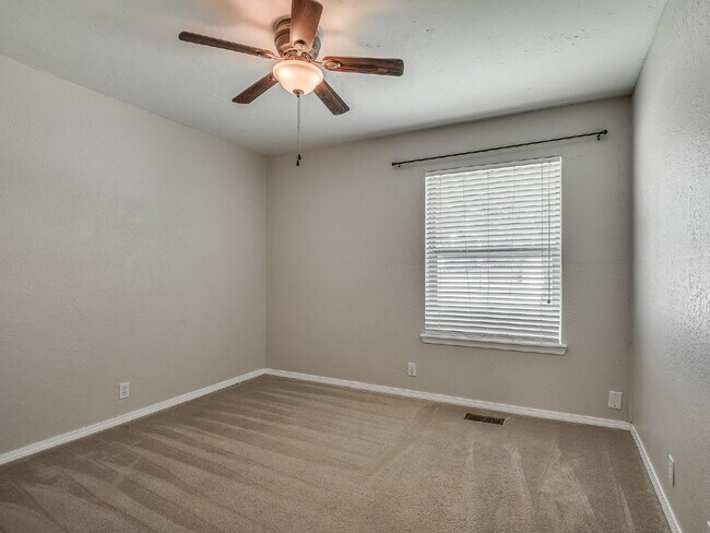 Building Photo - Updated 4-Bedroom Home with Spacious Layou...