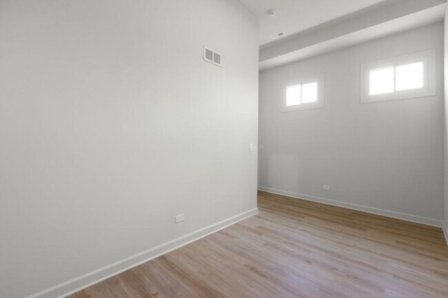 Building Photo - 2 bedroom in Chicago IL 60618