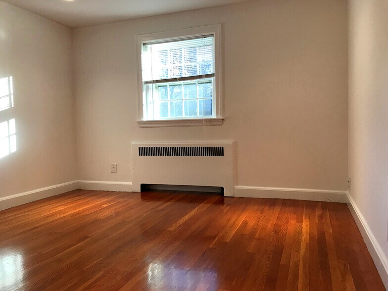 Building Photo - 37 Wyman St
