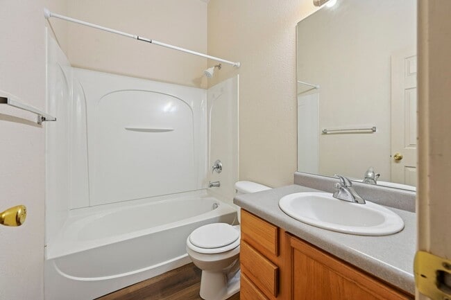 Building Photo - Wonderful End-unit townhome that backs to beautiful open space!