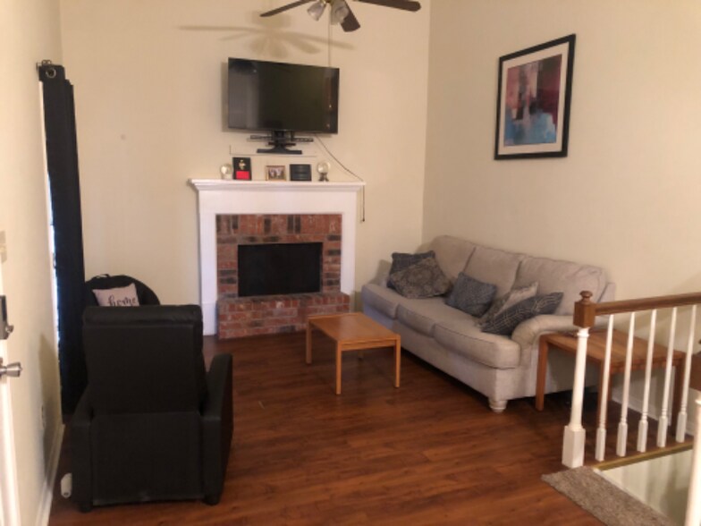 Primary Photo - 100 Teal Ln