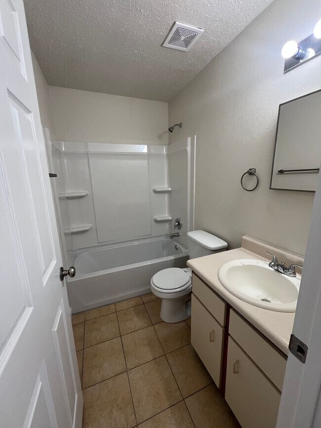 Building Photo - 4 bed 1.5 bath home close to I-44