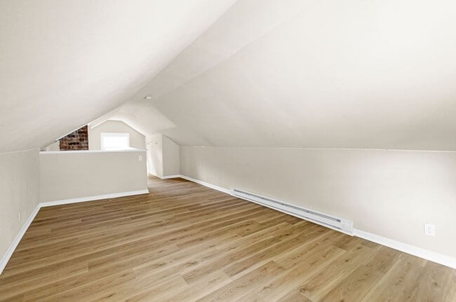 Building Photo - 3BR Cottage with Large Backyard, Garage and a Basement!