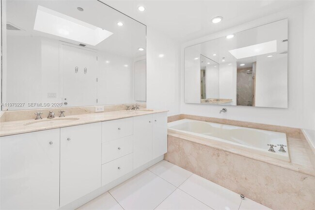 Building Photo - 100 South Pointe Dr