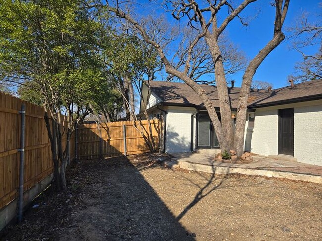 Building Photo - Charming house in Hurst Tx