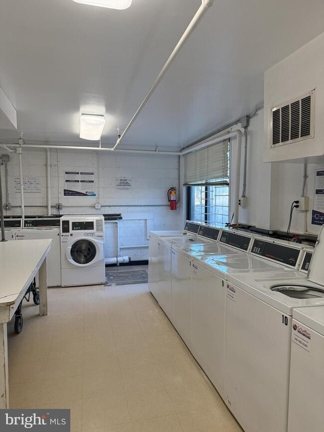 Building Photo - Spacious & Updated One Bedroom W/All Energy Utilties Included, Parking, Laundry on Site, & Much M...