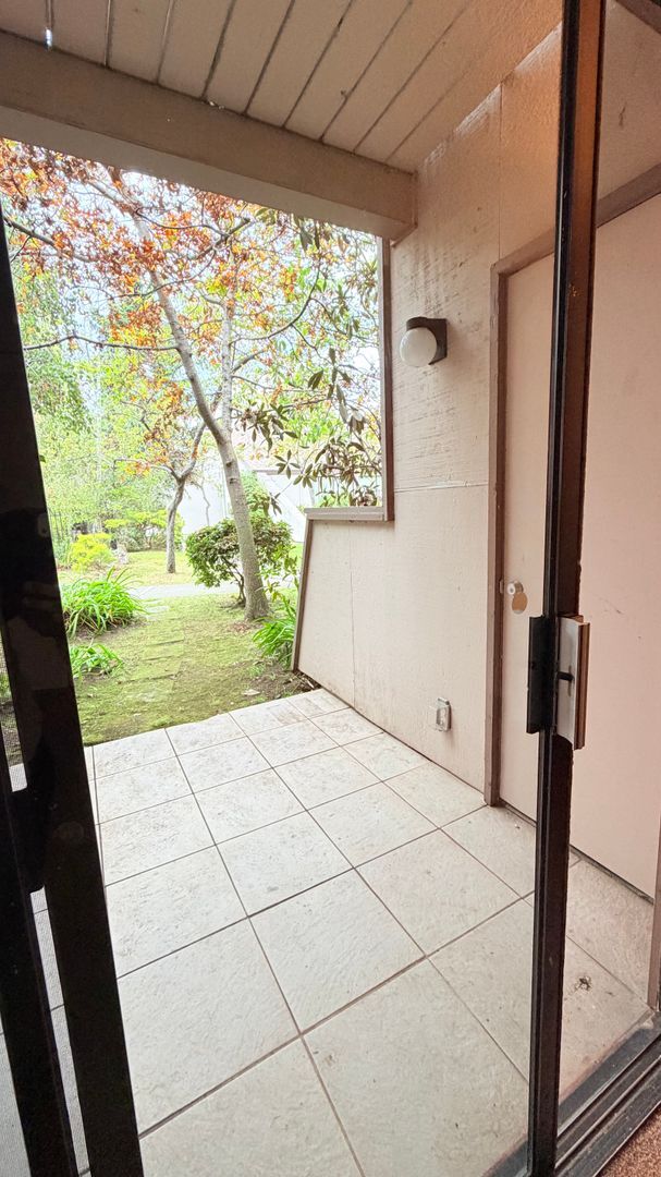 Building Photo - 2101 Shore Line Dr