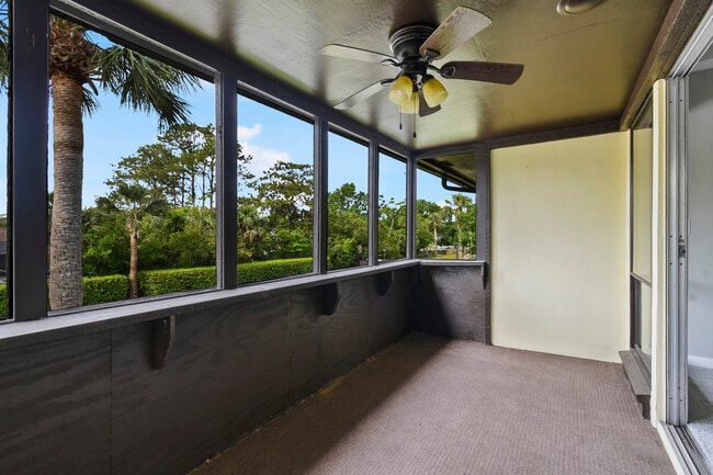 Building Photo - 40 Club House Dr