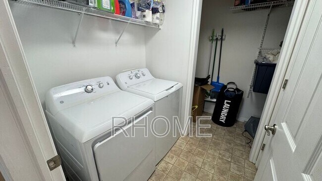 Building Photo - 1617 W Treille Ct