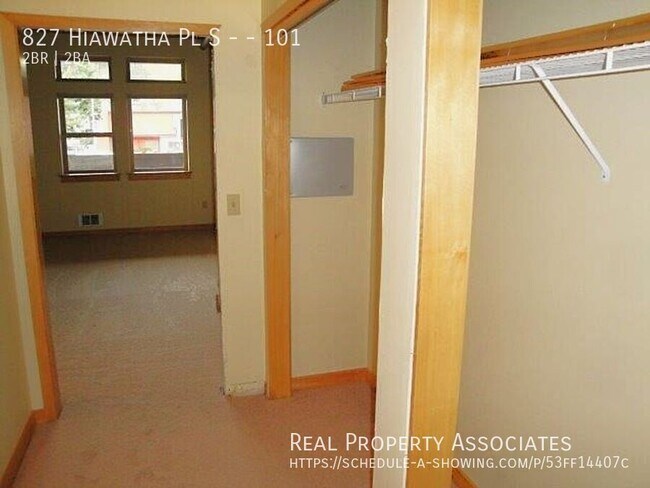 Building Photo - 827 Hiawatha Pl S