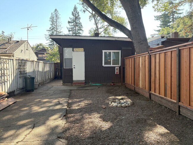 Building Photo - Cozy Cottage in Palo Alto