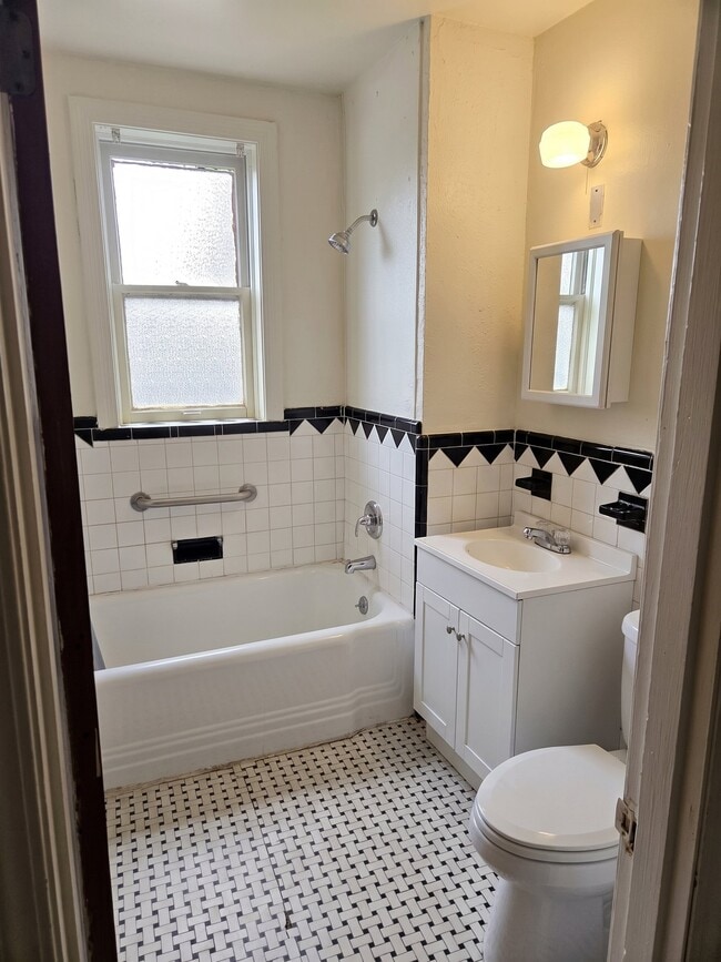 Building Photo - 8687-8689-8689 Oriole Ave